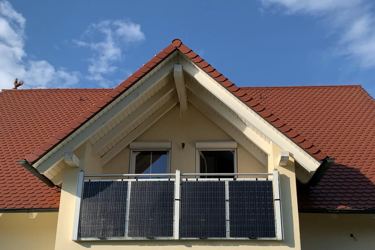 Solago goFlex flexible Module befinden sich am Balkongeländer im Test-Check.